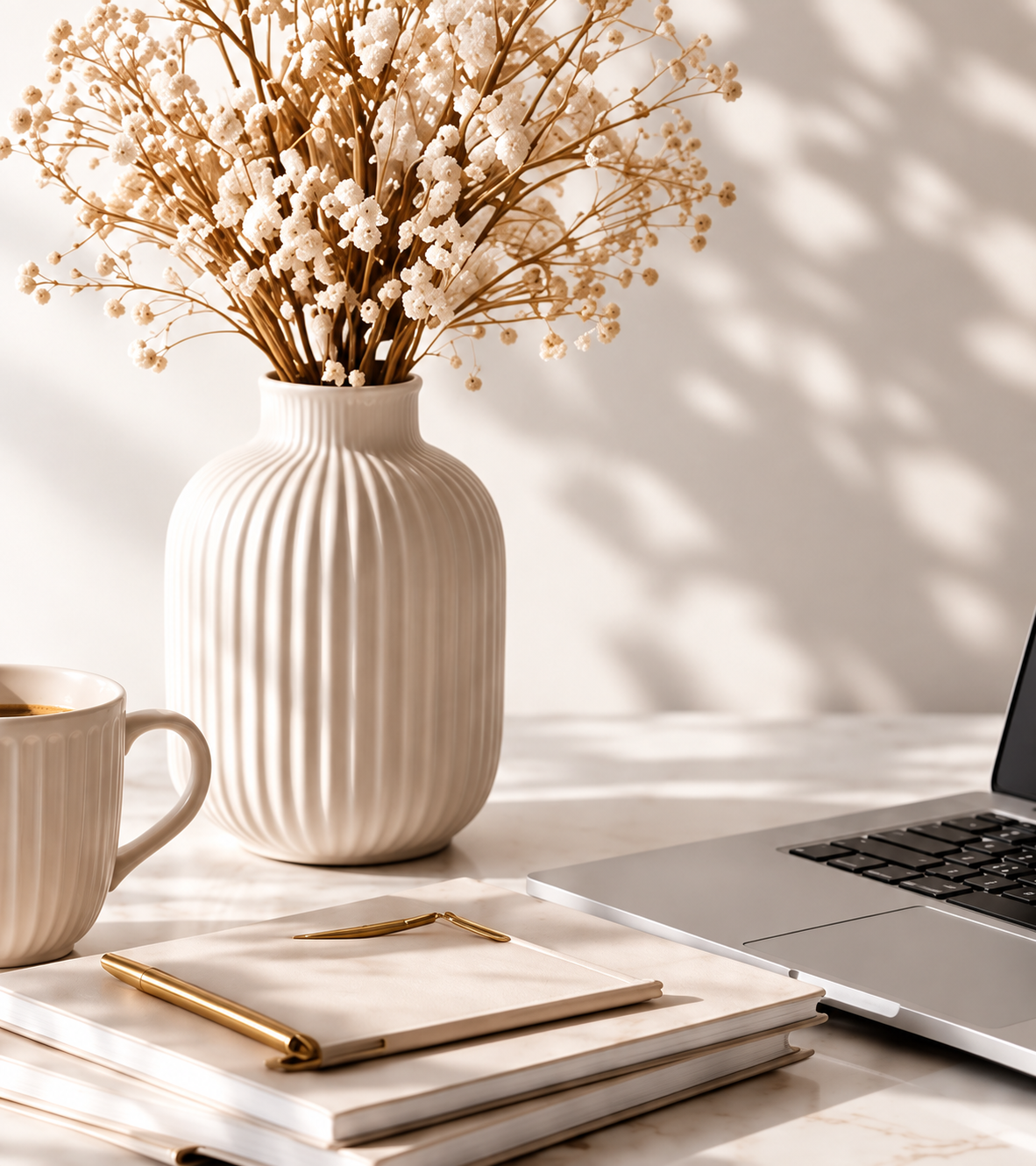 Un bureau lumineux, un vase de fleurs et des documents organisés