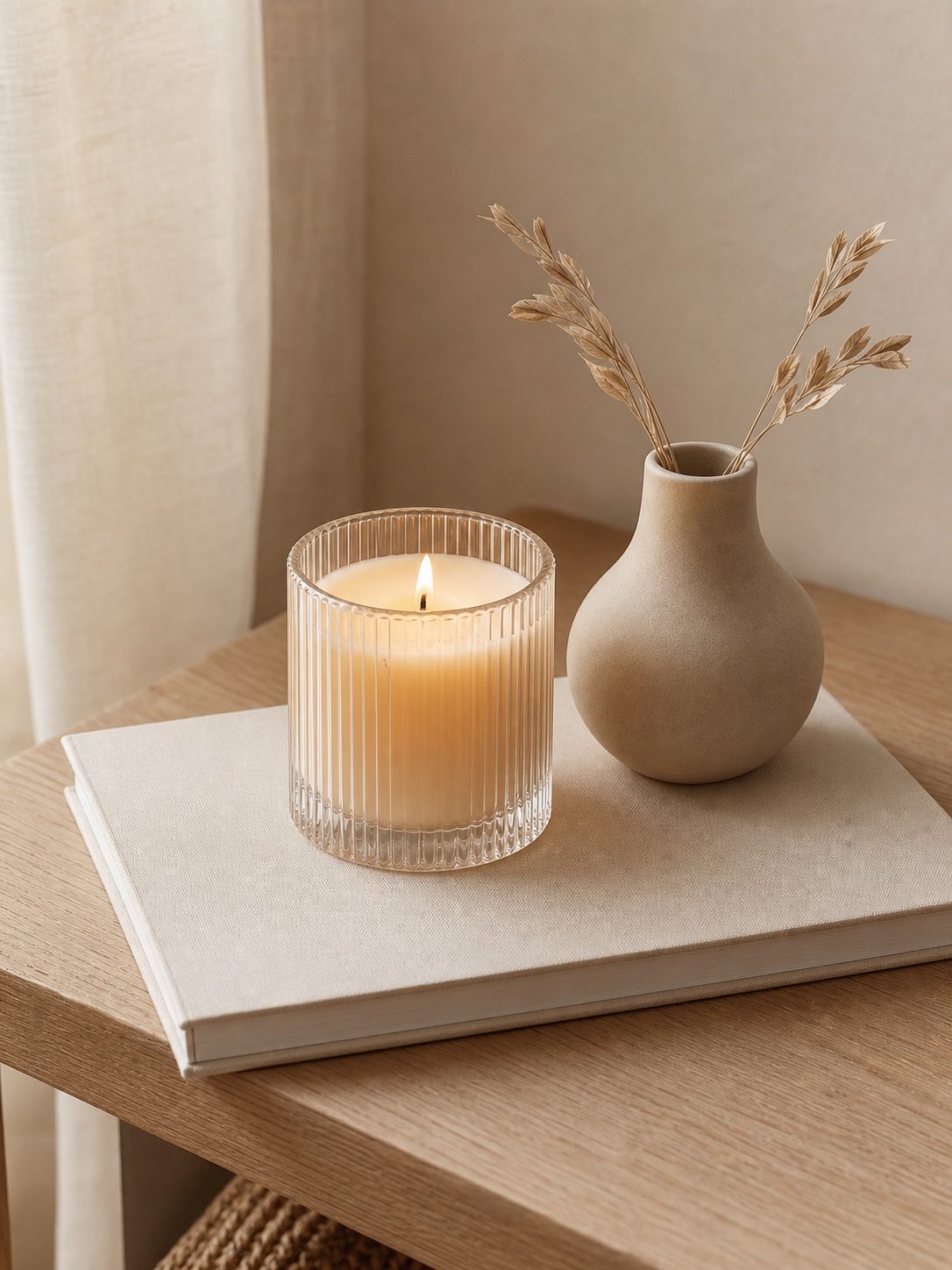 Fleurs et bougie sur un bureau